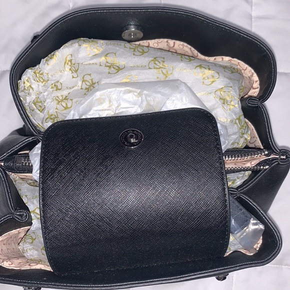 GUESS PURSE - Picture 4 of 10